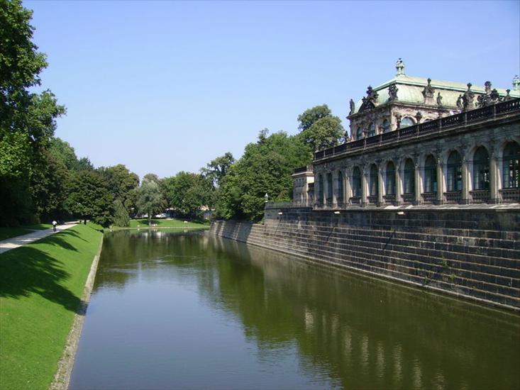 pałace i zamki - 800px-Zwinger_Dresden_Graben.jpg