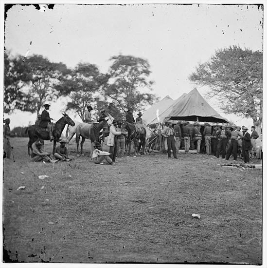 Obóz wojskowy - Fredericksburg, Va. Soldiers filling canteens.jpg