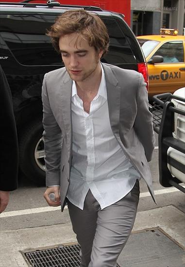 Early Show - robert-pattinson-leaving-the-view-nyc2010.jpg