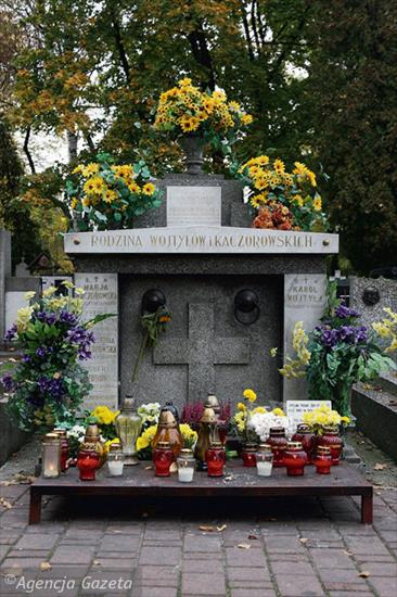  Jan Paweł II - papież - grob rodzinny Jana Pawla II na cmentarzu Rakowickim w Krakowie.jpg