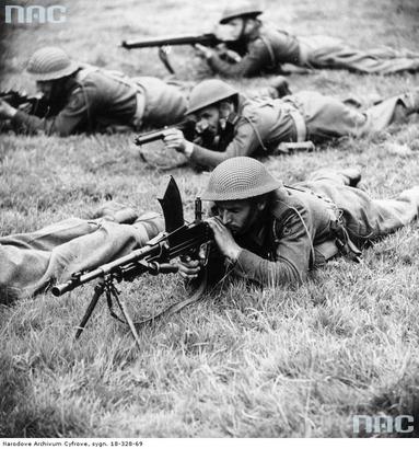 1 Dywizja pancerna generała St... - Piechota 1 Dywizji Pancernej na stanowiska...iczeń. Żołnierze leżąc celują z karabinów..jpg