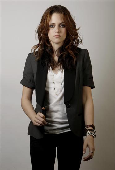 Kristen Stewart Bella Swan - Matt-Sayles-portrait-shot-in-Beverly-HillsNov-8-2008-kristen-stewart-2823614-1735-2560.jpg