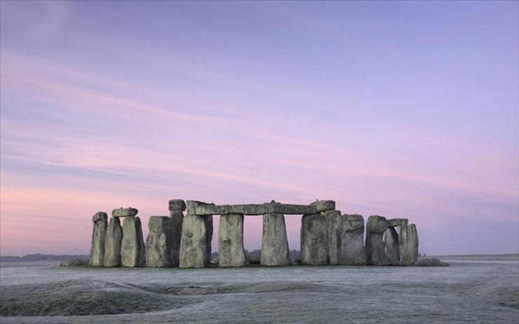 TAPETY ZNANE MIEJSCA ŚWIATA - Britain, Stonehenge at Dawn, Wiltshire, England.jpg