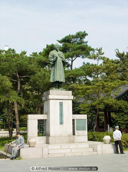 na świecie - korea połud.  Statue in Tapgol park.jpg