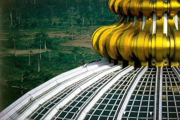 Taki jest świat - Ivory Coast. Yamoussoukro. Dome of the Basilica of Peace.jpg