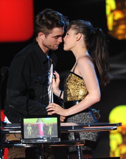 MTV Movie Awards 2010 - pattinsonlife-hq21343521.jpg