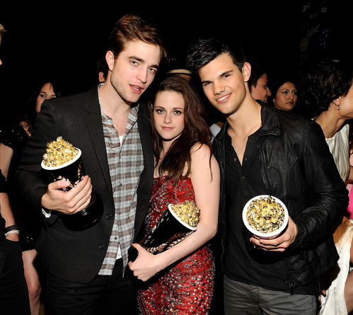 MTV Movie Awards 2011 - normal_Kristen-Robert-MTV-Movie-Awards-06.jpg