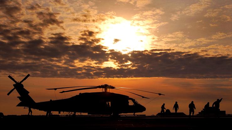 foto - An SH-60F Seahawk helicopter prepares to take off from th...deck of the USS Theodore Roosevelt in the Atlantic Ocean.jpg