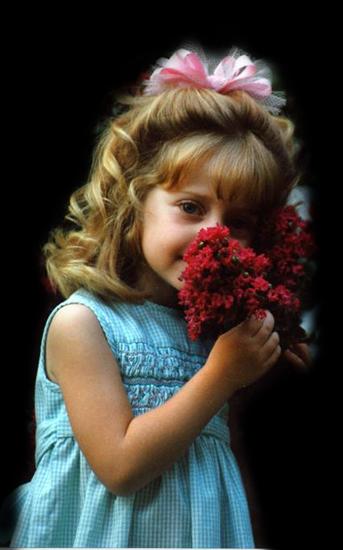 png - dziewczynka wącha kwiatki2.png