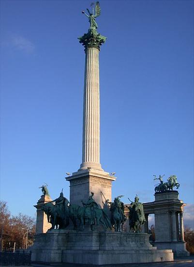na świecie - węgry Budapeszt Kolumna z archaniołem Gabrielem na szczycie.jpg