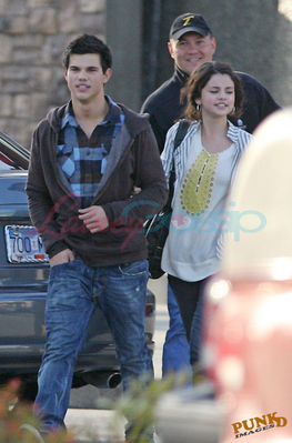 Taylor Lautner - normal_taylor-selena-4-27apr09.jpg