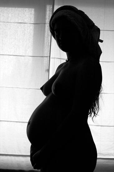 Świat - Pregnant_woman_black_and_white_shadows.jpg