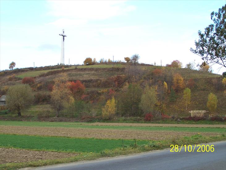 kapliczki - Pagórek z Krzyżem w Ujeżdzie.jpg