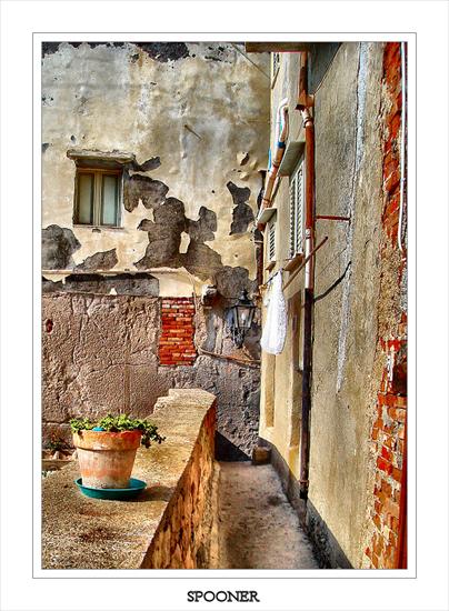 znaki czasu - Spooner_Sicily-Italy-courtyard.jpg