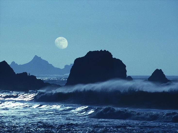 Natura 9 - krajobrazy - Moon Over Rockaway Beach, California.jpg