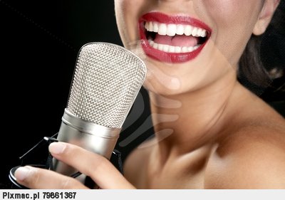 GALERIA - piekna-kobieta-spiewa-na-vintage-mikrofon-adult-pixmac-zdjecie-79861367.jpg