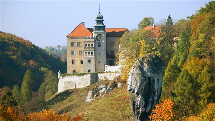 High Quality and Resolution Wallpapers 1 - Hercules Club Rock and Pieskowa Skala Castle, Ojcow National Park, Poland.jpg