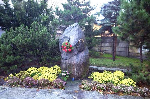 Tragedia Narodowa - pomnik Ofiar Katynia w Lesznie.jpg