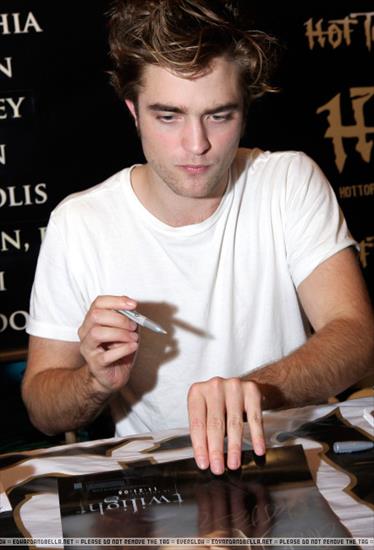 Robert Pattinson - hot-topic.jpg