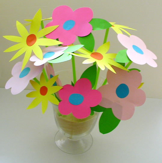 Prace wiosenne - kwiaty z papieru w flakonie.jpg