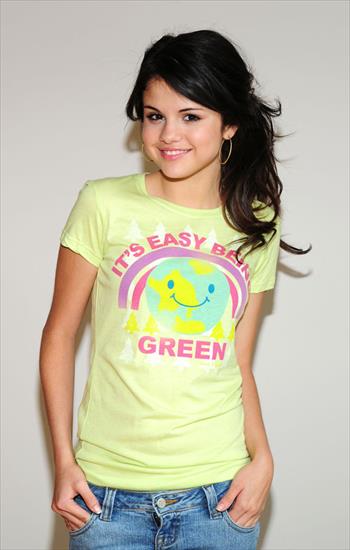 Selena Gomez - selena w koloriwej bluzce.jpg