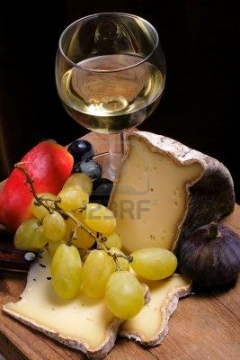 kieliszki wino szampan - 1692795-piastra-formaggio-uva-fichi-mele-vino-bianco--merenda-tipica-francese.jpg
