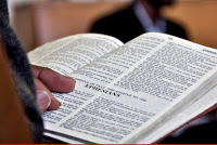  Biblia i okolice - Biblia w trakcie czytania.jpg