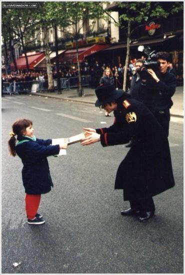 5. HIStory era - -young-fan-michael-jackson-9238394-407-604.jpg