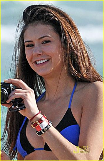 Nina na plaży z przyjaciółką i swoim agentem w Turks i Caicos - nina-dobrev-beach-beauty-07.jpg