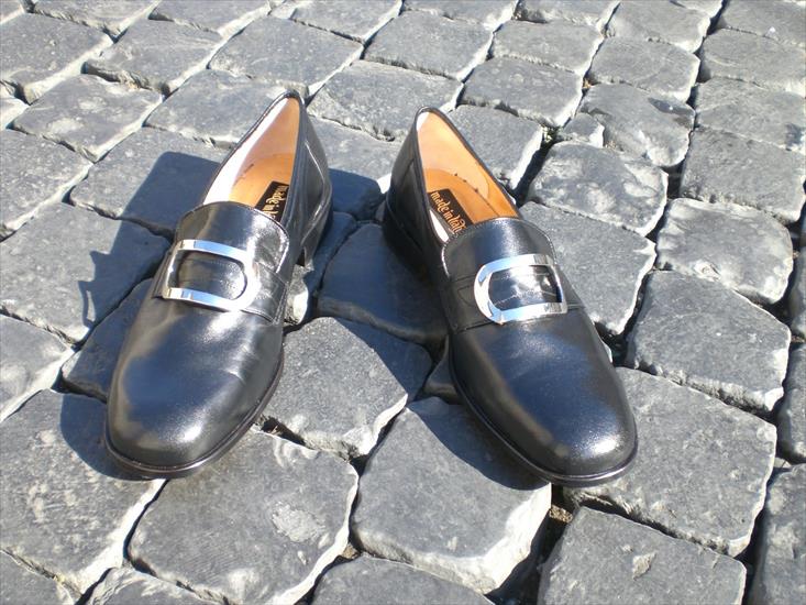 CHORAL-GREGORIANSKI-BRATA-LIBERIUSZA - Tradycyjne buty kaplanskie ze srebrna klamra.JPG