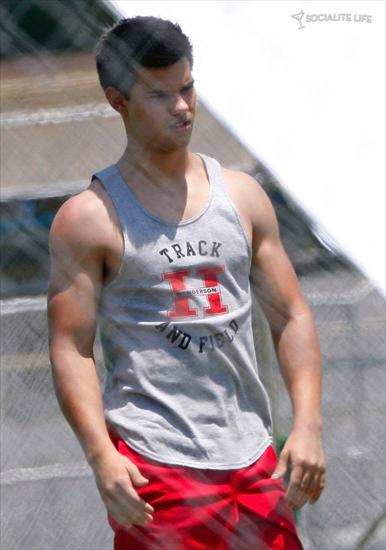 Valentines Day - gallery_enlarged-taylor-lautner-valentines-day-set-track-and-field-07302009-14.jpg