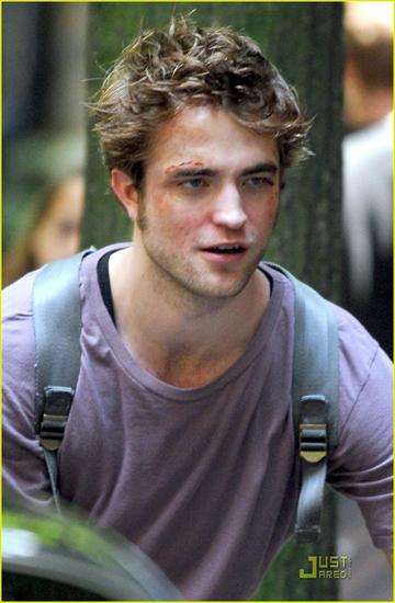 Remember Me - robert-pattinson-hood-05.jpg