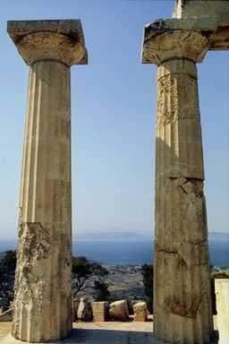 Starożytność - Grecja. Świątynia Apollina 540 r. p.n.e. Korynt.jpg