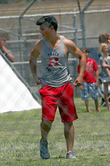 Valentines Day - gallery_enlarged-taylor-lautner-valentines-day-set-track-and-field-07302009-03.jpg