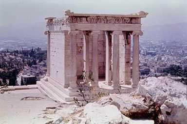 Starożytność - Grecja. Świątynia Nike na Akropolu, Ateny. Porządek joński.jpg
