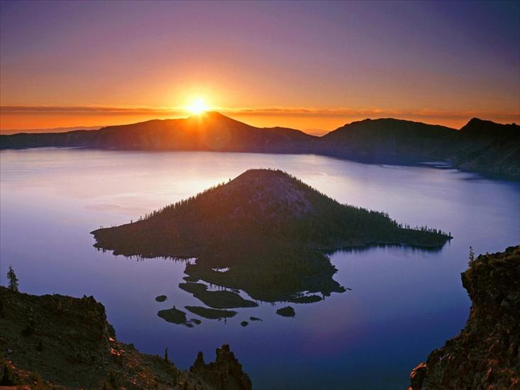 tapety wschod i zachod slonca - Sunrise Over Crater Lake and Wizard Island, Crater Lake National Park, Oregon.jpg