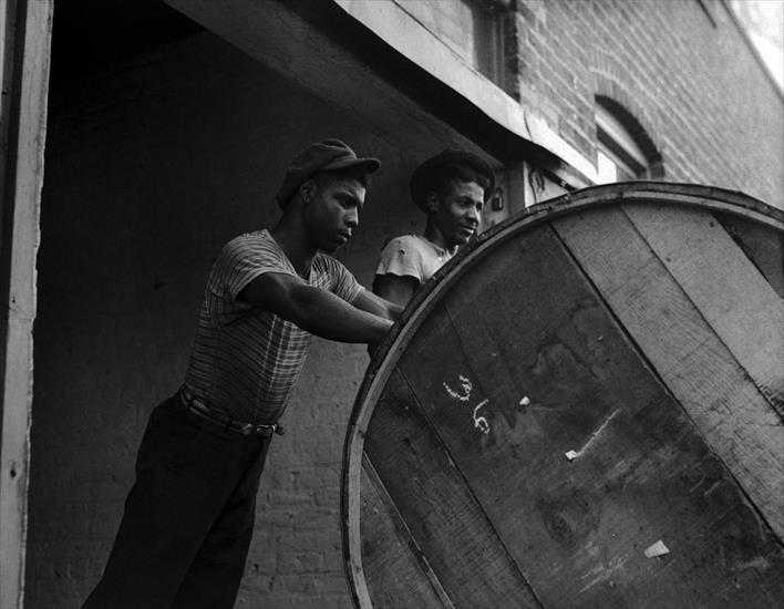 Usa 1850-1954 - 1938  Workmen of the tobacco rolling barique, Richmo...ers du tabac roulant une barique, Richmond, Virginie.jpg